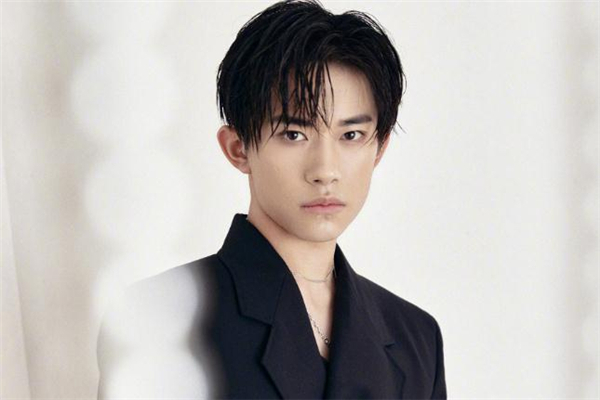 濕發(fā)造型怎么弄 濕發(fā)發(fā)型用什么弄的 濕發(fā)造型怎么弄 濕發(fā)發(fā)型用什么弄的