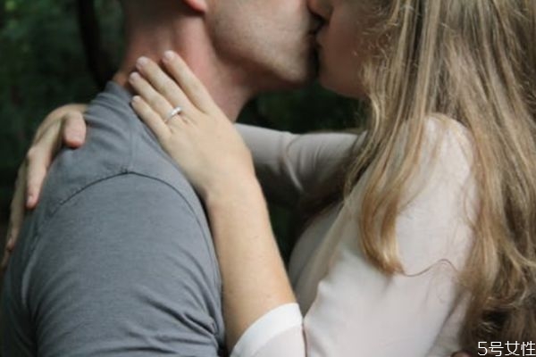 老公疏遠(yuǎn)你的幾種表現(xiàn) 丈夫開(kāi)始疏遠(yuǎn)你的細(xì)節(jié) 老公疏遠(yuǎn)你的幾種表現(xiàn) 丈夫開(kāi)始疏遠(yuǎn)你的細(xì)節(jié)