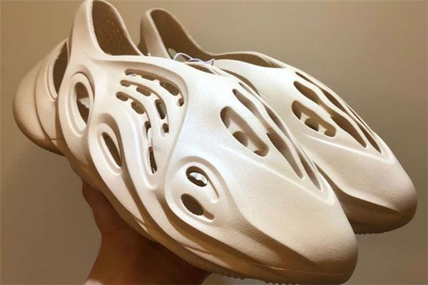 yeezy洞洞鞋開(kāi)箱測(cè)評(píng) yeezy洞洞鞋怎么搭配 yeezy洞洞鞋開(kāi)箱測(cè)評(píng) yeezy洞洞鞋怎么搭配