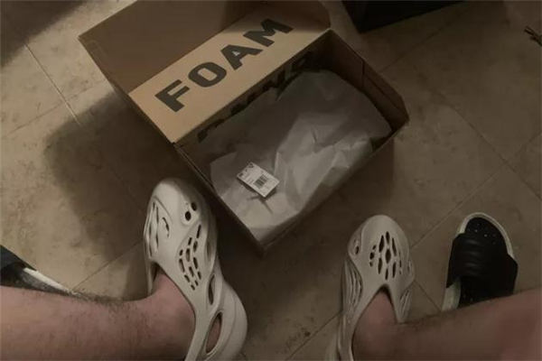 yeezy洞洞鞋開(kāi)箱測(cè)評(píng) yeezy洞洞鞋怎么搭配 yeezy洞洞鞋開(kāi)箱測(cè)評(píng) yeezy洞洞鞋怎么搭配
