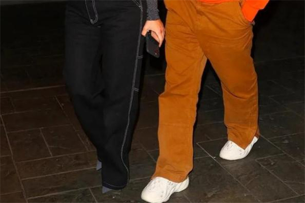 yeezy洞洞鞋開(kāi)箱測(cè)評(píng) yeezy洞洞鞋怎么搭配 yeezy洞洞鞋開(kāi)箱測(cè)評(píng) yeezy洞洞鞋怎么搭配