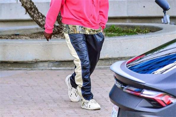 yeezy洞洞鞋開(kāi)箱測(cè)評(píng) yeezy洞洞鞋怎么搭配 yeezy洞洞鞋開(kāi)箱測(cè)評(píng) yeezy洞洞鞋怎么搭配
