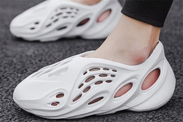 yeezy洞洞鞋開(kāi)箱測(cè)評(píng) yeezy洞洞鞋怎么搭配 yeezy洞洞鞋開(kāi)箱測(cè)評(píng) yeezy洞洞鞋怎么搭配