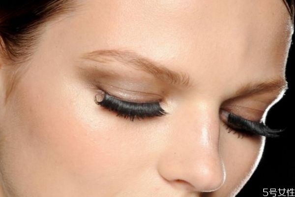 假睫毛是什么 帶假睫毛的注意事項(xiàng) 假睫毛是什么 帶假睫毛的注意事項(xiàng)