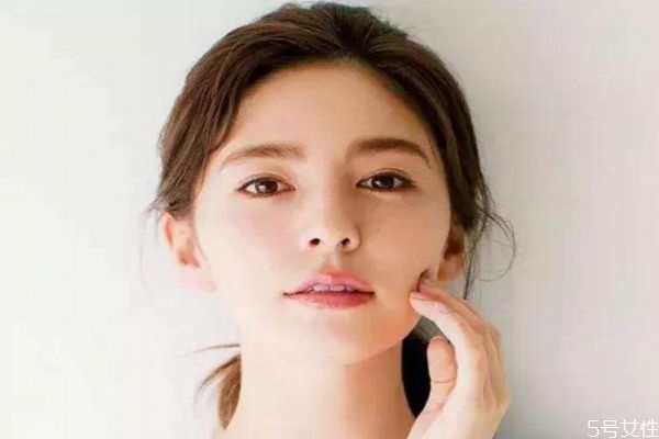 如何畫底妝化出明星們的高級(jí)感 抹粉底的時(shí)候注意使用工具 如何畫底妝化出明星們的高級(jí)感 抹粉底的時(shí)候注意使用工具