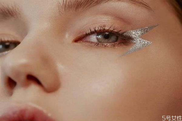 先定妝還是先畫(huà)眼影 眼影怎么使用好