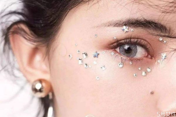 先定妝還是先畫(huà)眼影 眼影怎么使用好