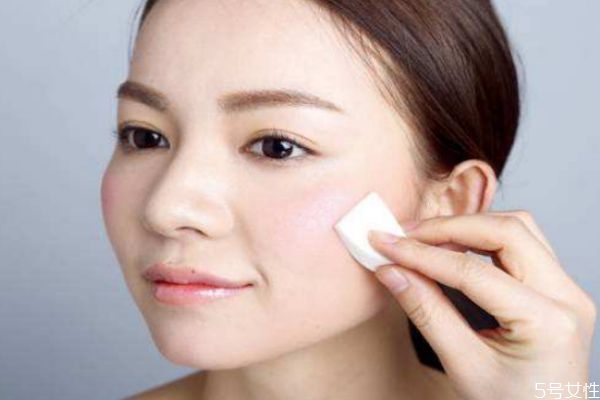 如何畫底妝化出明星們的高級(jí)感 抹粉底的時(shí)候注意使用工具 如何畫底妝化出明星們的高級(jí)感 抹粉底的時(shí)候注意使用工具