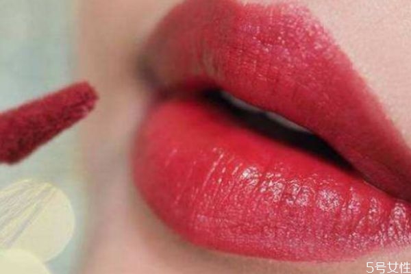 唇釉和口紅哪個(gè)持久 口紅和唇釉哪個(gè)不沾杯 唇釉和口紅哪個(gè)持久 口紅和唇釉哪個(gè)不沾杯