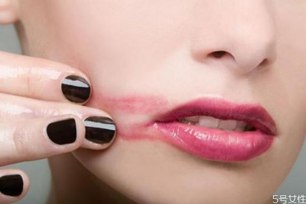 擦口紅導(dǎo)致嘴唇干裂脫皮怎么辦 唇部保養(yǎng)的方法 擦口紅導(dǎo)致嘴唇干裂脫皮怎么辦 唇部保養(yǎng)的方法