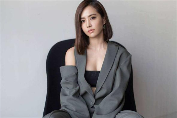 草莓型身材適合什么領(lǐng)口 草莓型身材適合什么袖子的衣服 草莓型身材適合什么領(lǐng)口 草莓型身材適合什么袖子的衣服