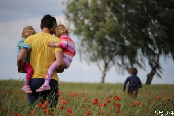 男人需要多久才會忘掉他的初戀 男人會對初戀再次動心嗎 男人需要多久才會忘掉他的初戀 男人會對初戀再次動心嗎