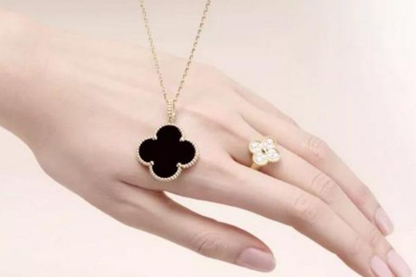 梵克雅寶項(xiàng)鏈哪個顏色最貴 梵克雅寶四葉草熱門款