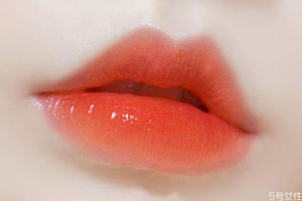 為什么一涂口紅就起皮 擦口紅不起皮小妙招 為什么一涂口紅就起皮 擦口紅不起皮小妙招