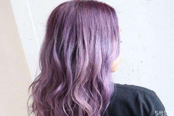 頭發(fā)分層怎么染 上黑下黃的頭發(fā)怎么染 頭發(fā)分層怎么染 上黑下黃的頭發(fā)怎么染