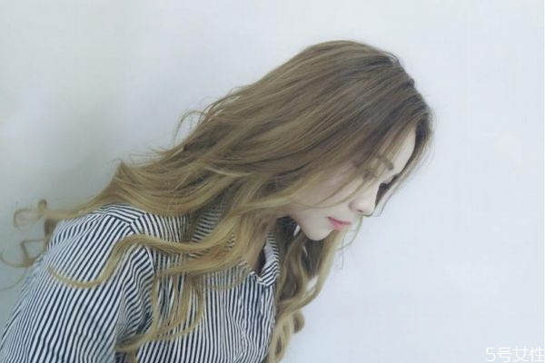 先染發(fā)還是先做倒膜 染發(fā)完可以馬上做發(fā)膜嗎 先染發(fā)還是先做倒膜 染發(fā)完可以馬上做發(fā)膜嗎