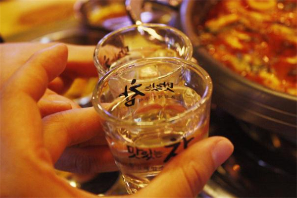 喝酒喝多了吐不出來怎么辦 喝酒喝多了一直想吐怎么辦