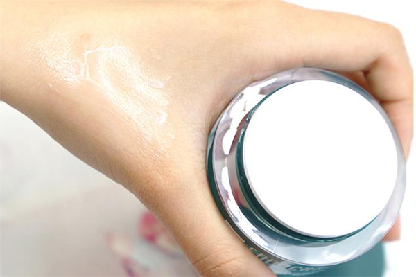 蝸牛修復(fù)霜適合什么皮膚 蝸牛修復(fù)霜有什么功效 蝸牛修復(fù)霜適合什么皮膚 蝸牛修復(fù)霜有什么功效