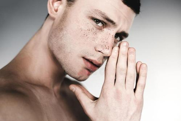 男生為什么會長雀斑 男生長雀斑的原因 男生為什么會長雀斑 男生長雀斑的原因