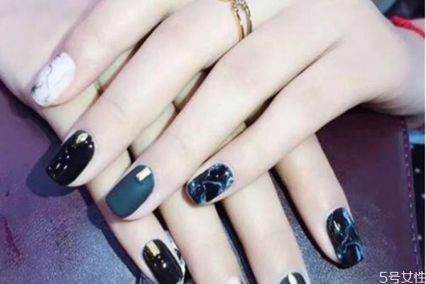 撕拉指甲油多久能干 撕拉指甲油需要涂底油嗎 撕拉指甲油多久能干 撕拉指甲油需要涂底油嗎