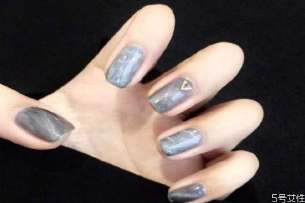 撕拉指甲油多久能干 撕拉指甲油需要涂底油嗎 撕拉指甲油多久能干 撕拉指甲油需要涂底油嗎