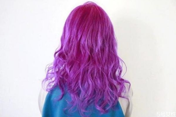 黃頭發(fā)染黑色頭發(fā)會掉色嗎 染黑色頭發(fā)多久可以染別的顏色 黃頭發(fā)染黑色頭發(fā)會掉色嗎 染黑色頭發(fā)多久可以染別的顏色