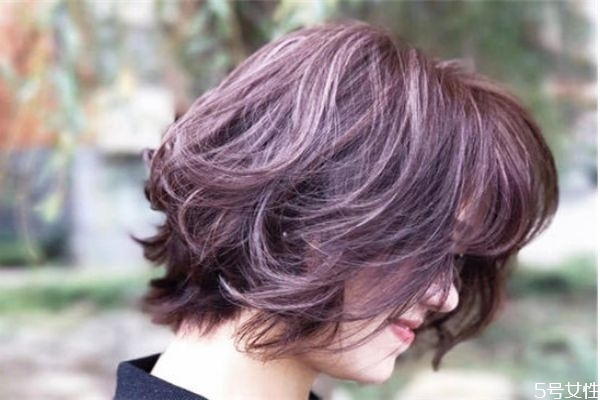 黃頭發(fā)染黑色頭發(fā)會掉色嗎 染黑色頭發(fā)多久可以染別的顏色 黃頭發(fā)染黑色頭發(fā)會掉色嗎 染黑色頭發(fā)多久可以染別的顏色