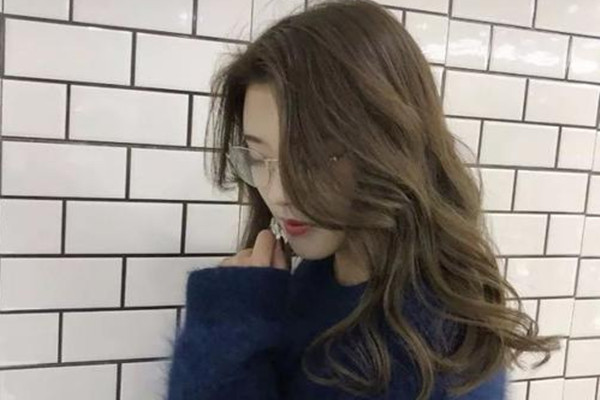 女生頭發(fā)染什么顏色好看 適合女生染的好看的顏色 女生頭發(fā)染什么顏色好看 適合女生染的好看的顏色