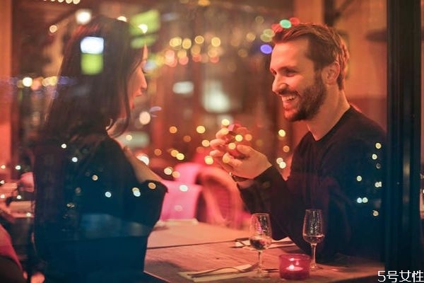 愛情厭倦期一般為多久 感情進入?yún)捑肫诘谋憩F(xiàn) 愛情厭倦期一般為多久 感情進入?yún)捑肫诘谋憩F(xiàn)