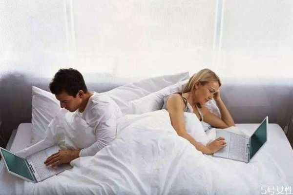 愛情厭倦期一般為多久 感情進入?yún)捑肫诘谋憩F(xiàn) 愛情厭倦期一般為多久 感情進入?yún)捑肫诘谋憩F(xiàn)