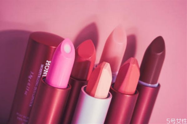 天天涂口紅為什么嘴唇?jīng)]顏色 嘴唇小涂什么顏色口紅