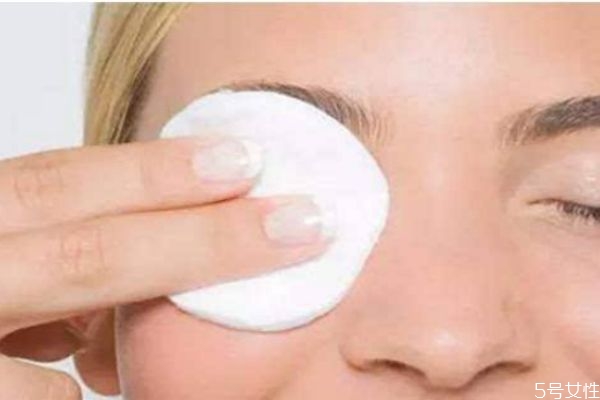 臉部卸妝可不可以用來卸眼妝 卸眼妝用什么卸的干凈 臉部卸妝可不可以用來卸眼妝 卸眼妝用什么卸的干凈