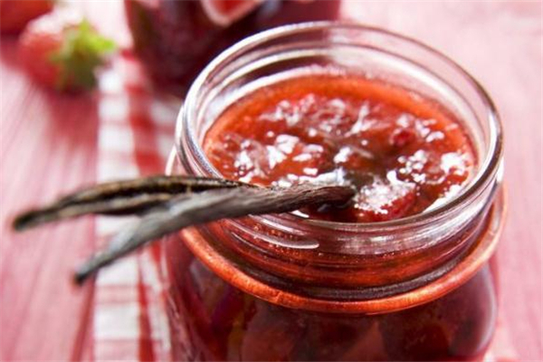 草莓醬是熱裝瓶還是涼裝瓶 草莓醬用什么鍋熬好 草莓醬是熱裝瓶還是涼裝瓶 草莓醬用什么鍋熬好
