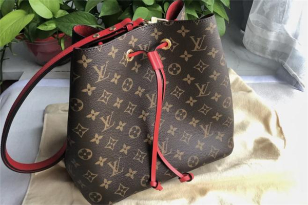 lv水桶包真假對(duì)比 lv水桶包里面的編碼在哪里