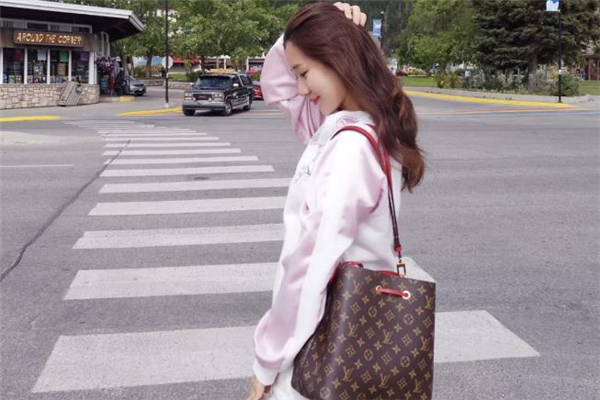 lv水桶包真假對(duì)比 lv水桶包里面的編碼在哪里