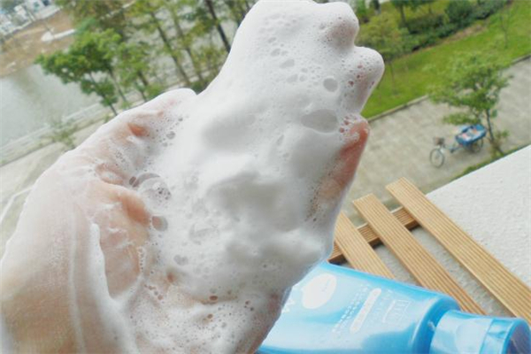 過(guò)期的洗面奶沒(méi)開(kāi)封還能用嗎 過(guò)期的洗面奶可以洗頭發(fā)嗎