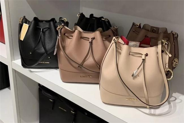 mk水桶包什么顏色好看 mk水桶包適合多大年齡