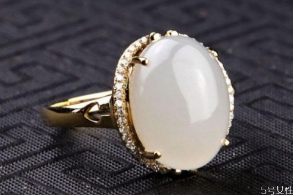 金鑲玉戒指如何選購(gòu) 金鑲玉戒指一般多少錢(qián) 金鑲玉戒指如何選購(gòu) 金鑲玉戒指一般多少錢(qián)