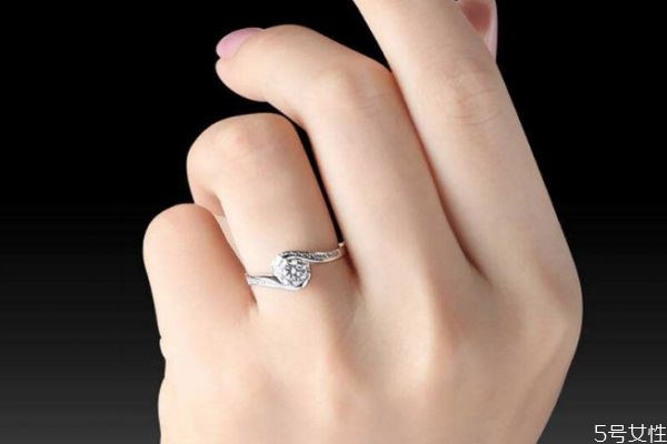 求婚戒指多少錢合適 求婚戒指幾克拉合適 求婚戒指多少錢合適 求婚戒指幾克拉合適