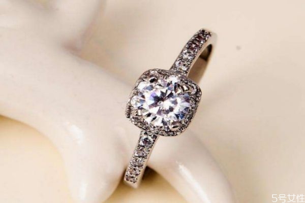 求婚戒指要買一對嗎 求婚是用對戒還是單戒好 求婚戒指要買一對嗎 求婚是用對戒還是單戒好