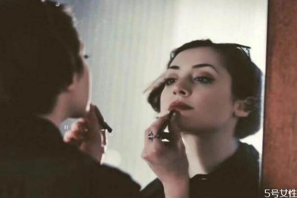 男朋友不信任你的表現(xiàn) 這些表現(xiàn)證明他心里沒有你 男朋友不信任你的表現(xiàn) 這些表現(xiàn)證明他心里沒有你