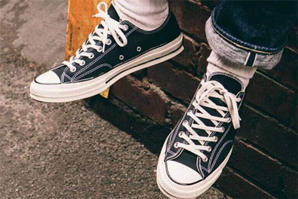 匡威鞋子標(biāo)志有幾種 匡威七個(gè)孔還是八個(gè)孔 匡威鞋子標(biāo)志有幾種 匡威七個(gè)孔還是八個(gè)孔