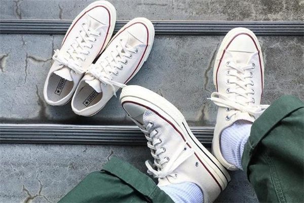 匡威鞋子標(biāo)志有幾種 匡威七個(gè)孔還是八個(gè)孔 匡威鞋子標(biāo)志有幾種 匡威七個(gè)孔還是八個(gè)孔