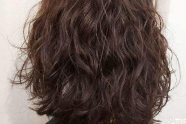 燙發(fā)能保持多久 燙發(fā)維持時間的影響因素 燙發(fā)能保持多久 燙發(fā)維持時間的影響因素