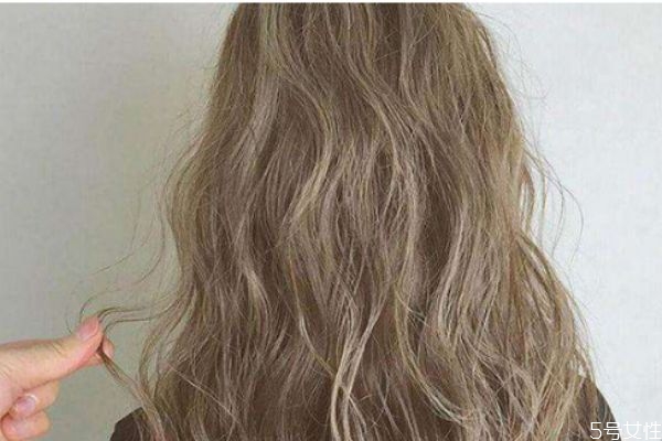 燙發(fā)能保持多久 燙發(fā)維持時間的影響因素 燙發(fā)能保持多久 燙發(fā)維持時間的影響因素