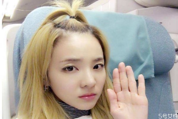 劉海長(zhǎng)了怎么扎好看 扎劉海步驟