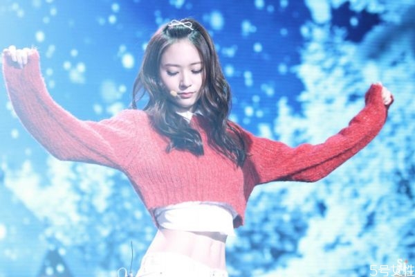 劉海長(zhǎng)了怎么扎好看 扎劉海步驟