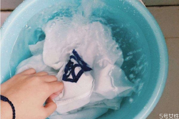 衣服用鹽水泡多久比較好 衣服用鹽水泡了還要用清水洗嗎 衣服用鹽水泡多久比較好 衣服用鹽水泡了還要用清水洗嗎