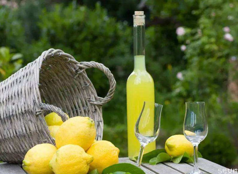 檸檬泡酒有什么好處 檸檬泡酒怎么泡不苦 檸檬泡酒有什么好處 檸檬泡酒怎么泡不苦