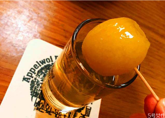 熱咳嗽能喝枇杷酒嗎 正宗枇杷酒的制作方法 熱咳嗽能喝枇杷酒嗎 正宗枇杷酒的制作方法